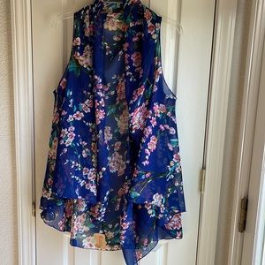NWT BLUE FLORAL LIGHTWEIGHT SHRUG 💚
